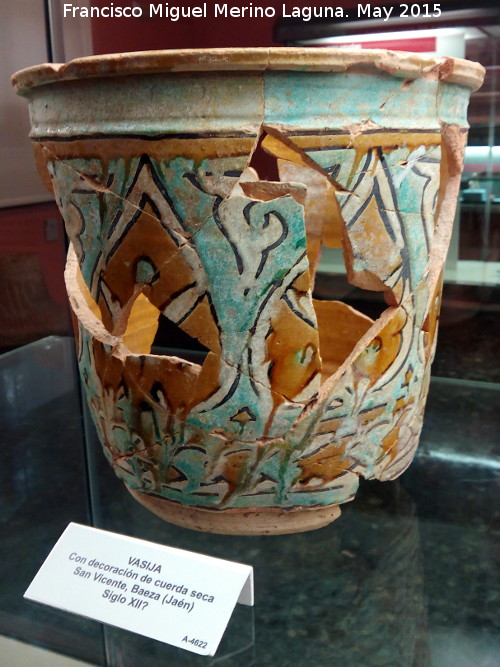Barrio medieval de la Calle San Vicente - Barrio medieval de la Calle San Vicente. Vasija a cuerda seca siglo XII. Museo Provincial de Ja�n