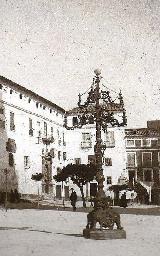 Farola de la Magdalena. Foto antigua en la Plaza de Santa Mara