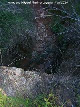 Puente del Camino de la Sierra. Enlosado del cauce desde el puente