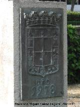 Monumento a Emilio Cebrin. Escudo de Jan y fecha