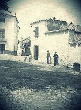 Plaza de la Magdalena. Foto antigua. La calle que se ve al fondo es Magdalena Baja, la casa de la izquierda es la panaderia y las casa de la derecha es la que quitaron para abrir la Calle Molino de la Condesa