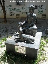 Escultura Golfillo sentado con su perro. Antivndalos