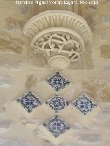 Colegiata de Santa Mara de los Reales Alczares. Claustro. Azulejos en cruz y mnsula