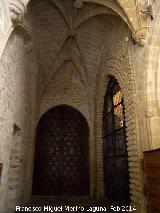 Colegiata de Santa Mara de los Reales Alczares. Claustro. Acceso a la iglesia y la Portada de las Bolas