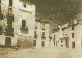 Plaza de los Hurfanos. Foto antigua. En el lugar donde se ve la vespa, el Bar Turismo, subiendo la Calle de San Andrs, a la derecha, el molino de aceite La Molineta