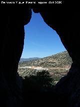 Cueva Oeste del Canjorro. La carretera de Los Villares desde la cueva