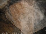 Cueva de la Murcielaguina. Gran bloque de piedra encajado en el techo de una sala