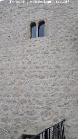 Castillo de Jimena. Ventana geminada y saetera cegada