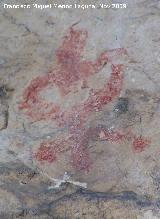 Pinturas rupestres de la Cueva de la Graja-Grupo VIII. Antropomorfo tipo phi con dos piernas y falo, de color rojo claro. Esta en la parte inferior izquierda de la escena