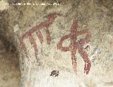 Pinturas rupestres de la Cueva de la Graja-Grupo VIII. Cabra sin cuernos y con la cabeza representada por una barra horizontal y un antropomorfo a su derecha del tipo phi con dos piernas de color rojo granate