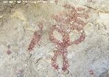 Pinturas rupestres de la Cueva de la Graja-Grupo VIII. Antropomorfo tipo phi con dos piernas y adorno de asta de ciervo en su cabeza, con una barra vertical a su izquierda y con sendos puntos a sus lados a la altura de sus pies