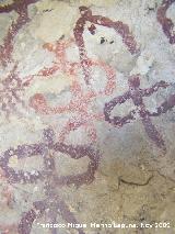 Pinturas rupestres de la Cueva de la Graja-Grupo VIII. Antropomorfo de color rojo claro y de tipo phi con dos piernas y falo. Tambin tiene un adorno en la cabeza de tipo barra horizontal