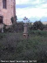 Castillo de Tobaruela. Crucifijo sobre pedestal en la puerta