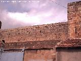Castillo de Tobaruela. Almenas cegadas y saeteras del muro Norte