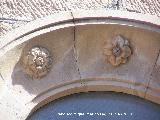 Santuario de Linarejos. Decoracin del ojo de buey de la fachada principal