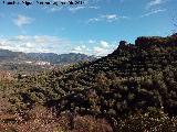 Cerro del Pavo. Orcera a la izquierda y los peascos del Cerro del Pavo a la derecha