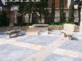 Palacio de los Se�ores De La Chica. Bancos del patio de la entrada