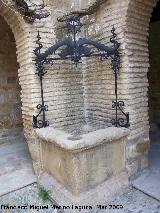 Palacio de los Se�ores De La Chica. Pozo esquinero del patio