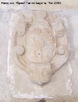 Palacio de los Se�ores De La Chica. Escudo en el patio