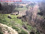 Poblado de Olvera. Parte superior del molino romano. Se puede apreciar el hueco por donde entraba el agua. En la parte inferior de la foto restos de la acequia que traa el agua hacia el molino y la balsa de decantacin