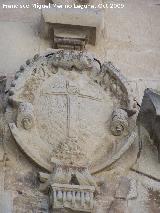 Iglesia de la Santa Cruz. Escudo de la Santa Cruz en la portada lateral