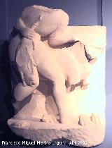 Cerrillo Blanco. Altorelieve de cazador con liebre y mastn. Museo provincial