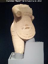 Cerrillo Blanco. Guerrero con caetra sobre el vientre. Museo Provincial