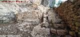Eremitorio de la Magdalena. Banco corrido tallado y escalera de subida al segundo nivel