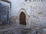 Iglesia de San Benito. Puerta de arco apuntado del patio