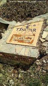 Santuario de Tscar. Placa en el antiguo cementerio
