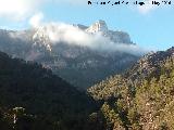 Banderillas. Asomando entre las nubes el Tozal del Banderillas