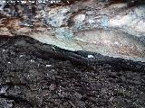 Yacimiento de la Cueva Del Nacimiento. Al fondo antiguo abrevadero de ganado