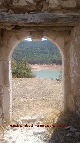 Aldea Bujaraiza. Puerta de la Iglesia con el Cementerio Viejo al fondo