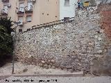 Plaza Donantes de Sangre. Antiguo muro de piedra