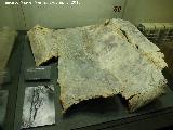 Museo de la Ciudad. Papadera de ataud de plomo con decoracin de canes enfrentados. Siglo I d.C.