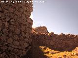 Castillo de Arenas. Recinto Inferior. Torren de mampostera, muralla del recinto exterior y torren cilindrico del recinto medio