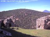 Castillo de Arenas. Recinto Inferior. Vista desde la ermita de dos torreones de tapial y mampostera