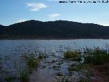 Pantano de Giribaile. Al fondo el Cerro Azoreros