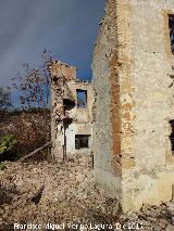 Cortijo de Recena. Esquina y al fondo chimenea del primer piso