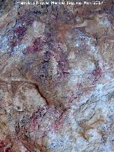 Pinturas rupestres de la Cueva de la Graja-Grupo XII. Figuras indefinidas sobre el antropomorfo izquierdo