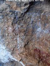 Pinturas rupestres de la Cueva de la Graja-Grupo XII. Tres barras horizontales muy desvadas a la izquierda del antropomorfo izquierdo