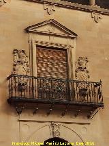 Palacete de la Calle Obispo Narvez n 15. Balcn y escudos