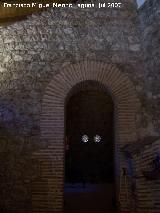 Refectorio del castillo. Puerta y saetera al fondo de la torre del refectorio