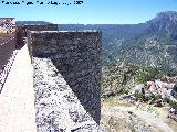 Adarve del castillo. Con el Yelmo y Pealta al fondo