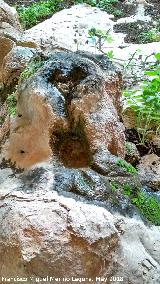 Eremitorio de la Cueva de las Cruces. Cazoletas con canalizaciones