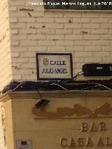 Calle Julio ngel. Placa