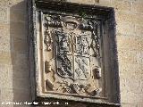 Hospital de Santiago. Torres. Escudo de la torre izquierda