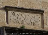 Hospital de Santiago. Torres. Estela sobre el escudo de la torre izquierda