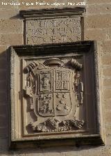 Hospital de Santiago. Torres. Escudo de la torre derecha