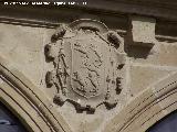 Hospital de Santiago. Patio Central. Escudo derecho delante de la capilla